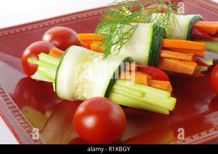 Avvolte le zucchine con i pomodori paprika sulla piastra Foto Stock