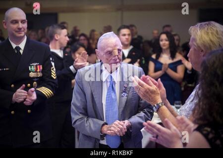 SILVERDALE, nello Stato di Washington (Ott. 13, 2018) l'ospite d'onore, pensionato WWII Sailor Dean Leroy Solt, una volta assegnato alla Pennsylvania-classe Corazzata USS Pennsylvania (BB 38), riceve una standing ovation durante la Base Navale di Kitsap annuale della sfera della marina di commemorazione della Marina 243compleanno. La Marina Militare festeggia il suo compleanno 243con il tema di questo anno è "forgiati dal mare". Foto Stock