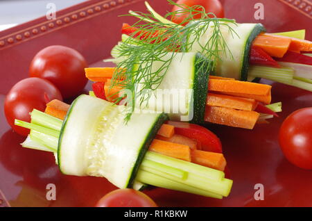 Avvolte le zucchine con i pomodori paprika sulla piastra Foto Stock