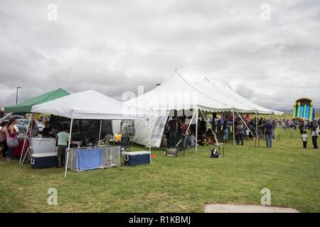 Le tende con i fornitori e le organizzazioni locali sono impostati durante la caduta di Waimea Festival presso il distretto di Waimea Park, 13 ottobre, 2018. Stati Uniti Marines con mezzo marino Tiltrotor Squadron (VMM) 363, soprannominato il Lucky Red Lions, volò uno dei loro aeromobili da Marine Corps base Hawaii su Oahu a Waimea Fall Festival, fornendo una visualizzazione statica e esperti in materia per una esperienza di prima mano al festival di assistenti automatici. Lo squadrone arrivati alle Hawaii quest anno aumentando la capacità di combattimento e di risposta in caso di crisi nell'Indo-Pacifico regione. Foto Stock