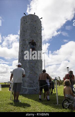 Un muro di roccia da scalare è impostato durante la caduta di Waimea Festival presso il distretto di Waimea Park, 13 ottobre, 2018. Stati Uniti Marines con mezzo marino Tiltrotor Squadron (VMM) 363, soprannominato il Lucky Red Lions, volò uno dei loro aeromobili da Marine Corps base Hawaii su Oahu a Waimea Fall Festival, fornendo una visualizzazione statica e esperti in materia per una esperienza di prima mano al festival di assistenti automatici. Lo squadrone arrivati alle Hawaii quest anno aumentando la capacità di combattimento e di risposta in caso di crisi nell'Indo-Pacifico regione. Foto Stock