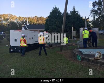 Il primo generatore di emergenza in USACE di emergenza della missione di potenza in Georgia è stato installato la scorsa notte ed è il supporto di critici infrastruttura delle acque reflue in Albany con emergenza alimentazione temporanea mentre la più grande rete commerciale continua ad essere ripristinato. Figura: Potenza di emergenza la pianificazione e la risposta del team di personale dal distretto di Savannah supervisiona l'installazione. La potenza di emergenza missione è gestito dal governo degli STATI UNITI Esercito di ingegneri vi a sostegno del FEMA Federal Emergency Management Agency come parte del più grande risposta federale di uragano Michael. ( Foto Stock