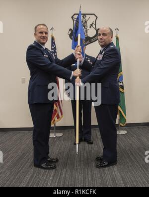 Col. Johan Deutscher, 141Air Refuelling Wing Commander, passa la 141Missione Gruppo supporto guidon al Col. David Kimpel, 141MSG commander, durante un cambiamento di cerimonia di comando Ottobre 13, 2018 a Fairchild Air Force Base, nello Stato di Washington Durante la cerimonia, un guidon è passata a simboleggiare il passaggio di responsabilità da parte del comandante di uno all'altro. Foto Stock