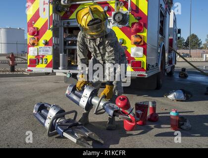 Airman 1. Classe Mercedee selvagge, un fotoreporter da 124Fighter Wing, utilizza le ganasce della vita a slice attraverso un estintore durante il campo Gowen ai Vigili del Fuoco open house, Ott. 14, 2018 a Boise, Idaho. Il dipartimento dei vigili del fuoco, parte dell'124Ingegnere Civile Squadron, terrà la open house di educare guardie e visitatori sulla sicurezza antincendio durante la prevenzione degli incendi settimana. Foto Stock