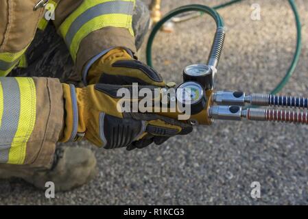 Il personale Sgt. Jack Simonds, un vigile del fuoco con il 124Ingegnere Civile Squadron, dimostra l'inflazione di air bags di soccorso durante il campo Gowen ai Vigili del Fuoco open house, Ott. 14, 2018 a Boise, Idaho. Il dipartimento dei vigili del fuoco, parte dell'124CES, terrà la open house di educare guardie e visitatori sulla sicurezza antincendio durante la prevenzione degli incendi settimana. Foto Stock