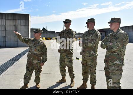 Sgt. 1. Classe Gregorio Estrada, patriota Master Gunner istruttore, discute di missili Patriot ricaricare con studenti Sgt. Thomas Manor, Staff Sgt. Robert Moscatelli e Staff Sgt. Chase Dehart presso il D/6-52 motorpool, Osan Air Base, Corea del Sud. Foto Stock