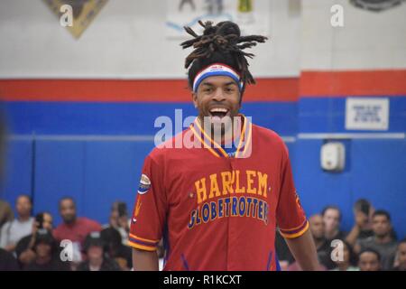 Figli adolescenti da una scuola di Kuwait e famiglie dall'Ambasciata americana in Kuwait uniti i membri del servizio in Harlem Globetrotter Exhibition Game al Camp Arfijan Ottobre 12, 2018. Foto Stock