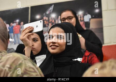 Figli adolescenti da una scuola di Kuwait e famiglie dall'Ambasciata americana in Kuwait uniti i membri del servizio in Harlem Globetrotter Exhibition Game al Camp Arfijan il 12 ottobre 2018. Gli studenti frequentano Access-Jahra presso il centro inglese, Jahra, finanziato dal governo degli STATI UNITI Dipartimento di Stato. L'inglese Microscholarship accesso programma fornisce una base di conoscenza della lingua inglese a luminoso, economicamente svantaggiate, gli studenti di età compresa tra 13 e 20 che possono avere anche la capacità di competere per i futuri scambi e di studiare negli Stati Uniti. "I bambini erano felici e non volevano lasciare", detto Dana Foto Stock