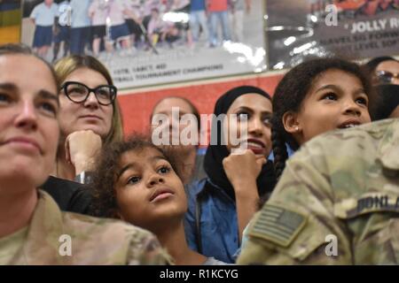 Figli adolescenti da una scuola di Kuwait e famiglie dall'Ambasciata americana in Kuwait uniti i membri del servizio in Harlem Globetrotter Exhibition Game al Camp Arfijan il 12 ottobre 2018. Gli studenti frequentano Access-Jahra presso il centro inglese, Jahra, finanziato dal governo degli STATI UNITI Dipartimento di Stato. L'inglese Microscholarship accesso programma fornisce una base di conoscenza della lingua inglese a luminoso, economicamente svantaggiate, gli studenti di età compresa tra 13 e 20 che possono avere anche la capacità di competere per i futuri scambi e di studiare negli Stati Uniti. "I bambini erano felici e non volevano lasciare", ha dichiarato Dan Foto Stock