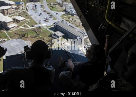 John W. Henderson, sinistra, l'Assistente del Segretario della Air Force per le installazioni, Ambiente ed Energia e Segretario della Air Force Heather Wilson, destra, guardare la scia lasciata da Hurricane Michael da un CV-22 Osprey tiltrotor aeromobile assegnati al 8 Special Operations Squadron sopra a nord-ovest della Florida, il 14 ottobre 2018. Equipaggi iscritti con il 8° trasportati SOS Air Force senior leaders dal campo Hurlburt a Tyndall Air Force Base per valutare i danni da Hurricane Michael, uno dei più intensi cicloni tropicali mai a colpire gli Stati Uniti Foto Stock