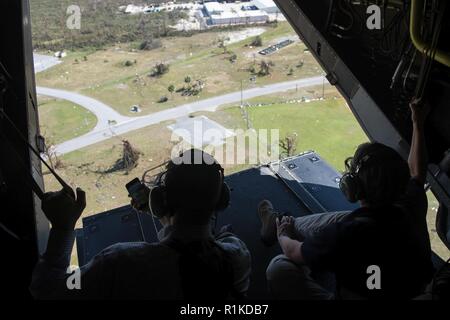 John W. Henderson, sinistra, l'Assistente del Segretario della Air Force per le installazioni, Ambiente ed Energia e Segretario della Air Force Heather Wilson, destra, guardare la scia lasciata da Hurricane Michael da un CV-22 Osprey tiltrotor aeromobile assegnati al 8 Special Operations Squadron sopra a nord-ovest della Florida, il 14 ottobre 2018. Equipaggi iscritti con il 8° trasportati SOS Air Force senior leaders dal campo Hurlburt a Tyndall Air Force Base per valutare i danni da Hurricane Michael, uno dei più intensi cicloni tropicali mai a colpire gli Stati Uniti Foto Stock