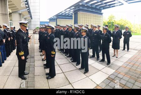 Il cap. Adam Armstrong, Commander Naval Medical Research Center (NMRC), ispeziona active duty personale durante un servizio vestito blu uniformi di ispezione a bordo di NMRC. Foto Stock