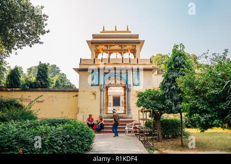 Varanasi, India - 23 Novembre 2017 : Digambar Jain Mandir tempio a Sarnath Foto Stock