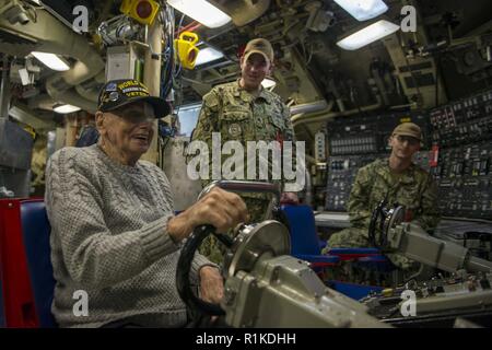 BANGOR, nello Stato di Washington (Ott. 13, 2018) la II Guerra Mondiale il veterano Roy Solt l uomo è il timone durante un tour dell'Ohio-class missile balistico sommergibile USS Pennsylvania SSBN (735). Solt servito a bordo della Pennsylvania-classe Corazzata USS Pennsylvania (BB-38) come un incendio Controlman ed era a bordo nel momento in cui la nave è stata affondata nel 1945. Foto Stock
