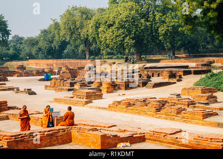 Varanasi, India - 23 Novembre 2017 : Sarnath antiche rovine e i monaci Foto Stock