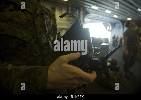 Lancia Cpl. Michael Misbach, una intelligenza uno specialista con un battaglione del Team di atterraggio, 2° Battaglione, 5 Marines, opera un occhio istantanea Mk-2 GEN3-A0 small Unmanned Aerial sistema durante un'ispezione a bordo dell'assalto anfibio nave USS Wasp (LHD 1), in corso nel Mare della Cina del Sud, 11 ott. 2018. Marines con il trentunesimo Marine Expeditionary Unit di terra del elemento di combattimento testato l'occhio istantanea per assicurare un funzionamento vicino le capacità di ricognizione durante la caduta patrol. Misbach, nativo di New Haven, Connecticut, graduata da East Haven High School nel giugno 2014. Ha arruolato Gennaio 2017. Th Foto Stock