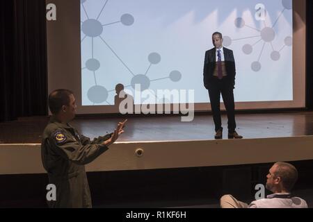 Col. Yates, 4° Fighter Wing Commander, chiede Ori Brafman, il New York Times autore di bestseller, una questione Ottobre 12, 2018 presso Seymour Johnson Air Force Base in North Carolina. Brafman ha collaborato con esercito pensionato gen. Martin Dempsey, ex presidente del Comune di capi di Stato Maggiore, per creare "radicale inclusione: che cosa il post 11 settembre il mondo dovrebbe ci hanno insegnato a proposito della leadership", un libro che esamina come la leadership si è evoluta in tempi mutevoli e ciò che esige di i leader di oggi. Foto Stock