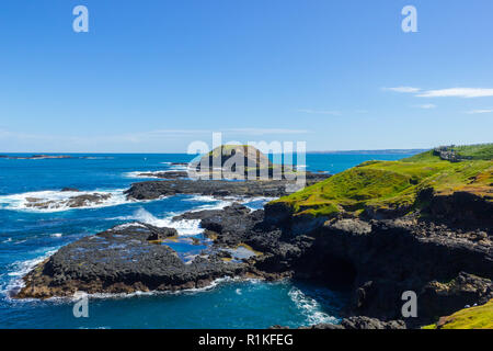 I Nobbies in Phillip Island con un pulito e ventoso e molto mare blu. Foto Stock