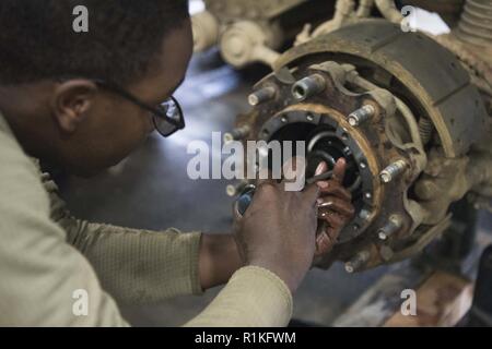 Stati Uniti Pfc dell'esercito. In pressato Deshawn, un 135Forward Support Company, 188th brigata battaglione di supporto, luce ruota meccanico del veicolo, toglie fuori un cuscinetto da un M142 High Mobility Artillery Rocket System(HIMARS) durante il Red Flag-Alaska 19-1 a base comune Elmendorf-Richardson, Alaska, 11 ott. 2018. La loro unità era incaricato di fornire a lungo raggio del supporto di artiglieria per RF-un esercizio di interoperabilità con gli Stati Uniti Aria unità di forza di mostrare le loro capacità e di sviluppare un rapporto con gli altri servizi. Foto Stock