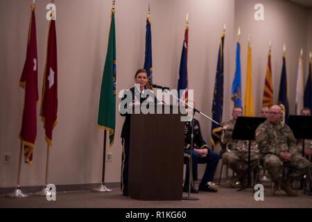 Chief Warrant Officer 4 Rosmarino Master è stato promosso al Rank del chief warrant officer 5 durante una cerimonia che si terrà il 14 ottobre a Oklahoma City regionale istituto di formazione. Master ha fatto storia quando è diventata la prima donna in Oklahoma Esercito Nazionale Guardia per essere promosso al rango di chief warrant officer 5. Foto Stock