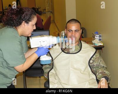 Stati Uniti La riserva di esercito Capt. Reinaldo Aponte, comandante per la 211th regionali di sostegno del gruppo di società di sede, basato nel Corpus Christi, Texas, ottiene le radiografie dentali durante una massa medici evento readiness Ottobre 14, 2018 a kingsville texas. I soldati della 211th RSG e 812th Quartermaster Company ha ricevuto prove di visione, dentale check-up, audizione controlli e vaccinazioni durante il giorno lungo evento. Disponibilità è fondamentale per assicurare una riserva di esercito di unità sono pronti a distribuire portando in grado, combattere-ready, e letale Fuoco a sostegno dell'esercito e ai nostri partner in tutto il mondo. Foto Stock