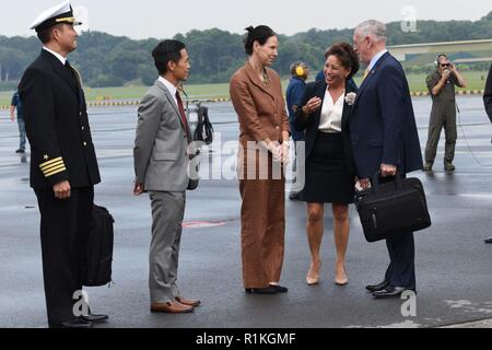 Stati Uniti Il Segretario della Difesa James N. Mattis arriva a Singapore in anticipo di un ASEAN ministri della difesa dell' incontro-plus, Ott. 17, 2018. Foto Stock