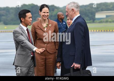 Stati Uniti Il Segretario della Difesa James N. Mattis arriva a Singapore in anticipo di un ASEAN ministri della difesa dell' incontro-plus, Ott. 17, 2018. Foto Stock