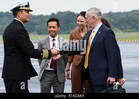 Stati Uniti Il Segretario della Difesa James N. Mattis arriva a Singapore in anticipo di un ASEAN ministri della difesa dell' incontro-plus, Ott. 17, 2018. Foto Stock