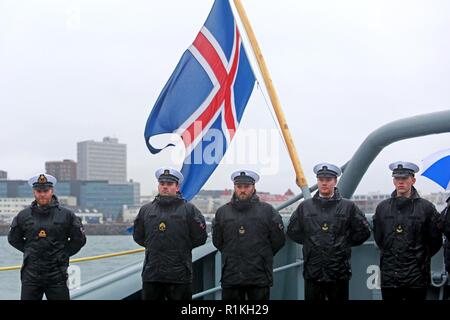 Icelandic Coast Guard ospita una cerimonia per commemorare la battaglia dell'Atlantico, la più lunga continua battaglia militare durante la II Guerra Mondiale, a bordo la Icelandic Coast Guard nave Thor, nella baia di Faxa, Reykjavik, Islanda, 16 ottobre 2018. Che commemora il settantacinquesimo anniversario della svolta nel 1943, i partecipanti alla cerimonia ha reso omaggio a più di centomila persone che hanno perso la vita durante la Battaglia di Atlantico. Foto Stock