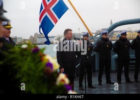 Icelandic Coast Guard ospita una cerimonia per commemorare la battaglia dell'Atlantico, la più lunga continua battaglia militare durante la II Guerra Mondiale, a bordo la Icelandic Coast Guard nave Thor, nella baia di Faxa, Reykjavik, Islanda, 16 ottobre 2018. Che commemora il settantacinquesimo anniversario della svolta nel 1943, i partecipanti alla cerimonia ha reso omaggio a più di centomila persone che hanno perso la vita durante la Battaglia di Atlantico. Foto Stock