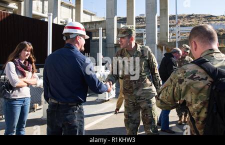 Brig. Gen. D. Peter Helmlinger, comandante della divisione nord-occidentale degli Stati Uniti Esercito di ingegneri, viene accolto da U.S. Esercito di ingegneri, ghiaccio diga del porto di Operations Manager di progetto, Tim Roberts del Walla Walla District durante una gita al Porto di ghiaccio di blocco e diga per l'Assistente del Segretario dell'esercito per le opere civili programma il sig. Ricky "R.D." James, il 16 ottobre 2018, a Burbank, Washington. Foto Stock