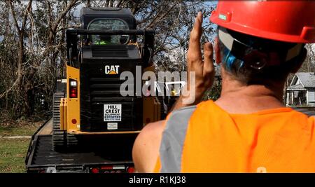 Sneads Fla., Ottobre 16, 2018 - US Army Corpo degli Ingegneri (USACE) Percorso di emergenza i team di gioco in coordinamento con power restoration equipaggi sono affollate strade di compensazione nella baia del Golfo, e Jackson contee in seguito all'uragano Michael. Cpl. Coleston Walters/CAISE Foto Stock