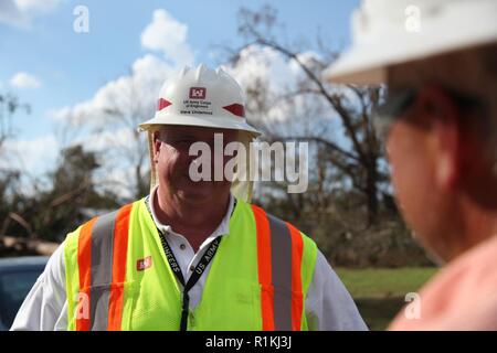 Sneads Fla., Ottobre 16, 2018 - US Army Corpo degli Ingegneri (USACE) Percorso di emergenza i team di gioco in coordinamento con power restoration equipaggi sono affollate strade di compensazione nella baia del Golfo, e Jackson contee in seguito all'uragano Michael. Cpl. Coleston Walters/CAISE Foto Stock