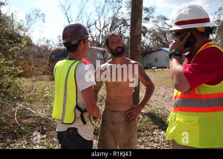 Sneads Fla., Ottobre 16, 2018 - US Army Corpo degli Ingegneri (USACE) Percorso di emergenza i team di gioco in coordinamento con power restoration equipaggi sono affollate strade di compensazione nella baia del Golfo, e Jackson contee in seguito all'uragano Michael. Pfc. Campi Kaleah/CAISE Foto Stock