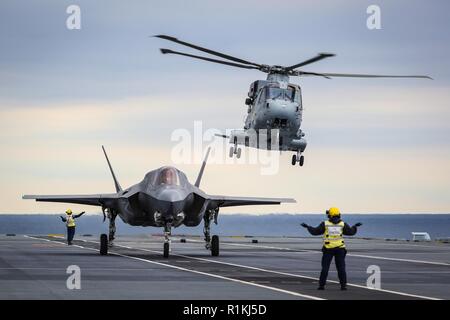 Il Nord Atlantico (ott. 13, 2018) un F-35 Lightning II assegnato all'F-35 Integrated Test forza alla Naval Air Station Patuxent River, Md., conduce sempre prima la laminazione di navi portachiatte atterraggio verticale (SRVL) a bordo della Royal Navy portaerei HMS Queen Elizabeth (R08). Foto Stock