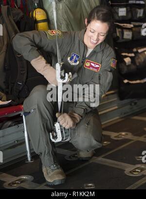 Stati Uniti Air Force Il Mag. Meghan boiacca, 109 di medicina aeronautica squadrone di evacuazione, prepara il cargo bay di un C-130 Hercules per lettiere in St. Paul, Minn., Ottobre 9, 2018. Intonachi è un volo infermiere, che è responsabile per la pianificazione della missione e fornire cure mediche essenziali ai pazienti mentre viene trasportato su un aeromobile. Foto Stock