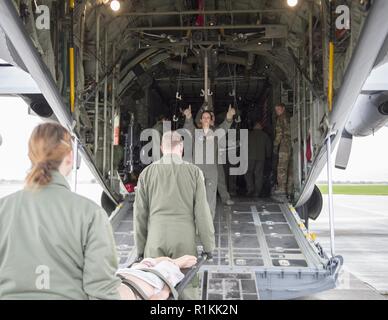 Stati Uniti Air Force Il Mag. Meghan boiacca, 109 di medicina aeronautica squadrone di evacuazione, dà istruzioni sul caricamento di un C-130 Hercules in St. Paul, Minn., Ottobre 9, 2018. Intonachi è un volo infermiere, che è responsabile per la pianificazione della missione e fornire cure mediche essenziali ai pazienti mentre viene trasportato su un aeromobile. Foto Stock