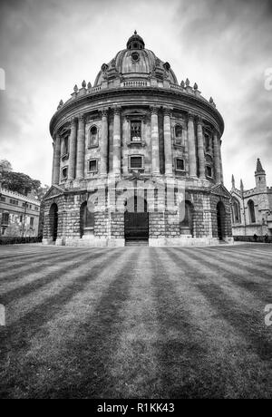 Le immagini in bianco e nero di Radcliffe Camera, che era stato costruito per ospitare la Scienza biblioteca e ora serve come sala lettura per la biblioteca Bodleian Library. Oxfor Foto Stock