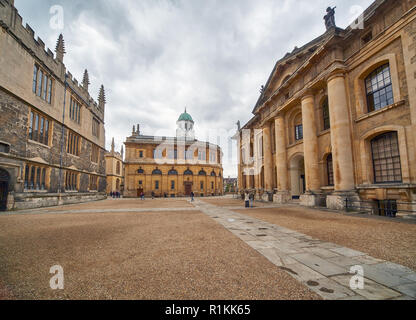 Clarendon quadrangolo è piccola piazza circondata da Clarendon Building, la Libreria di Bodleian e Sheldonian Theatre e occupato dal vecchio vecchio Bodlei Foto Stock