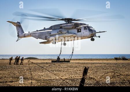 Stati Uniti Marines con supporto di atterraggio Company, 1 supporto per il trasporto battaglione, Marittima 1 Logistics Group, un gancio M142 High Mobility Artillery Rocket System su un CH-53E Super Stallion durante un esercizio a Camp Pendleton, California, Ott. 17, 2018. 1 Supporto di trasporto battaglione utilizzato un elicottero Support Team per condurre un doppio punto di sollevamento esterno esercizio per affinare la capacità logistica per supportare il Marine Expeditionary forza attraverso la distribuzione del personale e delle attrezzature e dei materiali di consumo. Sia il combattimento a terra aria ed elemento elemento di combattimento hanno lavorato insieme per facilitare rapi Foto Stock
