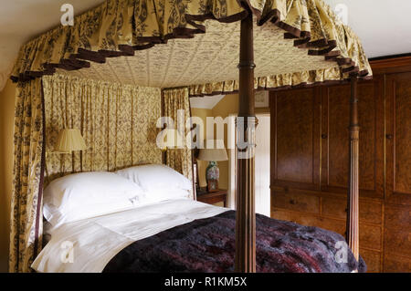 Letto a baldacchino con baldacchino Foto Stock