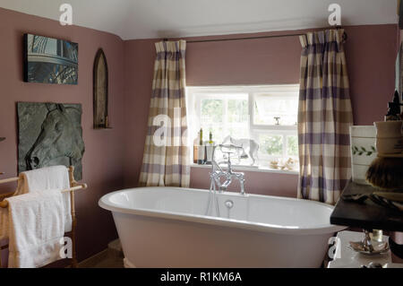 Vasca nel bagno di colore viola Foto Stock