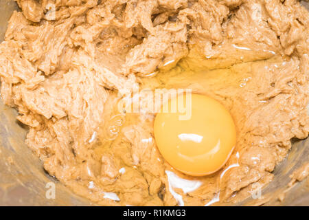 Split o cagliato torta mix quando le uova aggiunti alla crema di zucchero di canna e burro Foto Stock