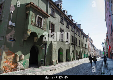 Regione Wielkopolska in Polonia, in vista di una fila del xvii secolo edifici incorporante un colonnato a livello del suolo in Wodna Street a Poznan Città Vecchia, Polonia. Foto Stock