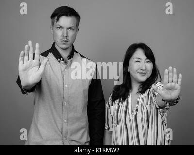 Ritratto di giovane imprenditore e matura imprenditrice asiatica Foto Stock