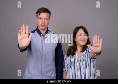 Ritratto di giovane imprenditore e matura imprenditrice asiatica Foto Stock