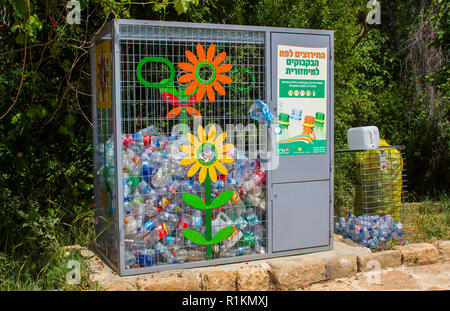 4 maggio 2018 una plastica riciclaggio solo punto di raccolta in un parcheggio a Paneus, Caeserea Filippi, Israele Foto Stock