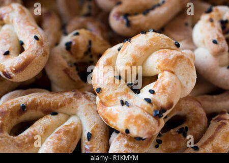 Bagno turco dolci salati / tradizionali biscotti salati con di semi di sesamo nero / il cumino. Prodotti alimentari da forno. Foto Stock