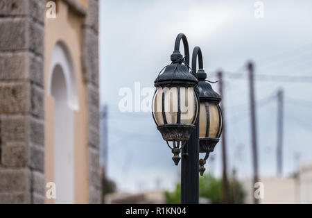 Vecchia Lanterna sulla strada in città Foto Stock