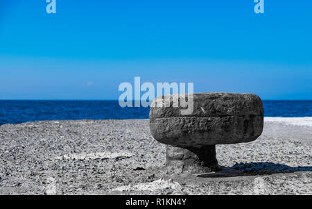 Vecchio arrugginito bollard su un molo sul mare in Grecia Foto Stock